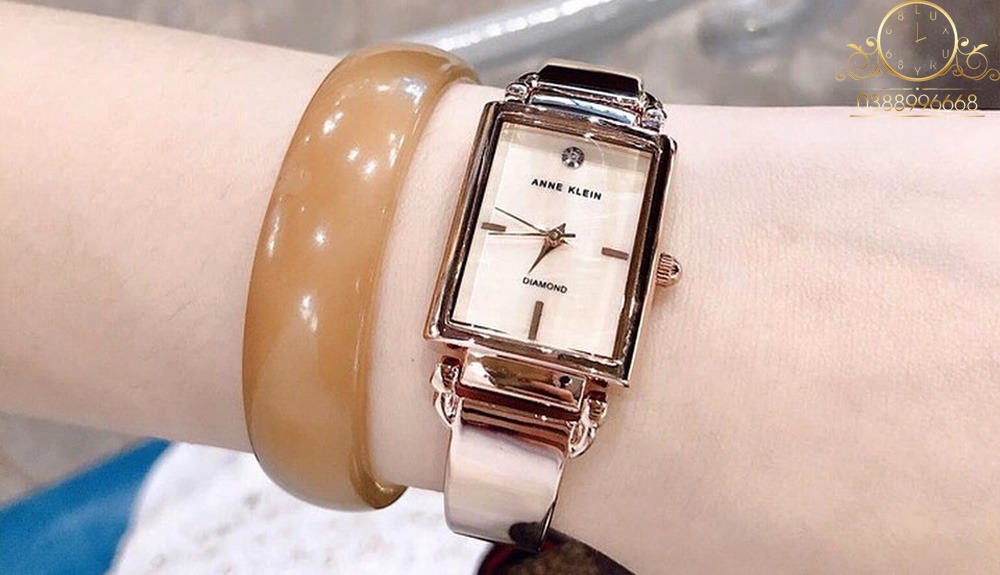 Với gam màu chủ đạo vô cùng nữ tính là vàng hồng, đồng hồ Anne Klein mã hiệu AK/2494BMRG dễ dàng thu hút các cô nàng yêu thích sự nhẹ nhàng và ngọt ngào